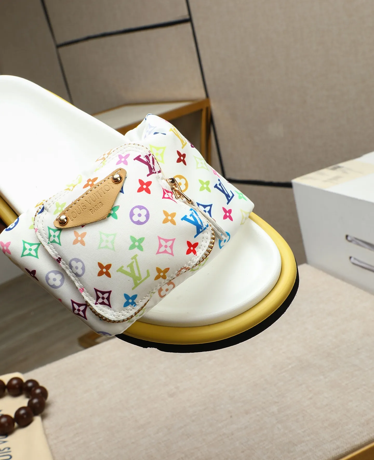 Factory price 360 ​​🐢🐢Men's shoes for couples, with drawer box [LOUIS VUITTON] Louis Vuitton, the latest LV official website printed wallet and men's and women's slippers 🔥🔥🔥 are now on the market. The drawer box is packaged with cloth bags and cards. The upper pattern looks very soft and waxy, and is a super versatile leg slimming tool. Fabric: Imported denim/down silk cotton embossed, LV hardware LOGO, official website pattern printing, lining: water-dyed sheepskin down filling, comfortable to wear, feet: high-elastic PU water platform. Sole: foam sole, heel height: about 5cm. Code number 36-44, (35 45 customized)